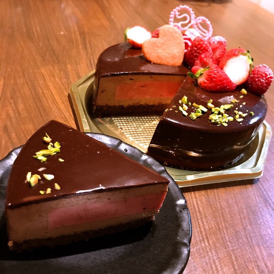 ラズベリーとチョコムースのホールケーキの画像