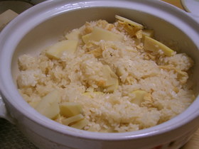 旬のたけのこを使って土鍋ごはん