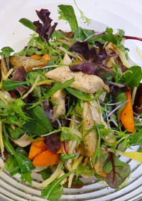 揚げた根菜と鶏胸肉のサラダ