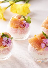 ひな祭り　サーモンカップちらし寿司ケーキ