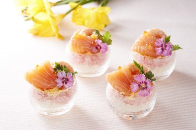 ひな祭り　サーモンカップちらし寿司ケーキの写真