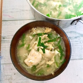 香ばし鶏肉のしょうがニラ玉スープ