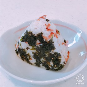 カリカリベーコンと韓国のりのおにぎり