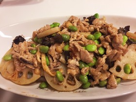 れんこんとキクラゲ、枝豆の炒め物