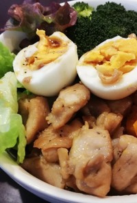 鶏肉と卵とレタスと蒸野菜のボウル