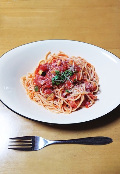 ズッキーニとベーコンのトマトソースパスタの写真