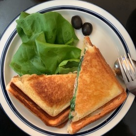 鯖の水煮缶のホットサンドを作る実験
