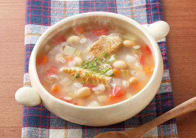 野菜たっぷり食べるスープの写真