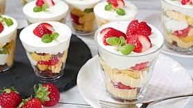 いちごとカスタードクリームのカップケーキ