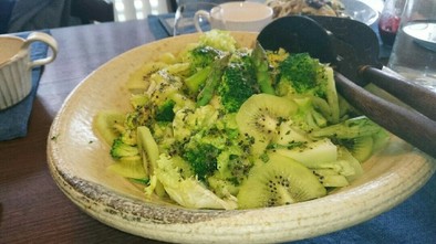 キウイのグリーンサラダの写真