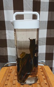 冷水ポットで作る昆布だしの写真