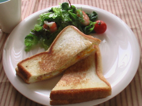 ちょっと贅沢?Wチーズのホットサンド