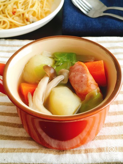 野菜とウインナーの食べるコンソメスープの写真