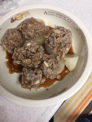 大根とひき肉、しめじの蒸し物の写真