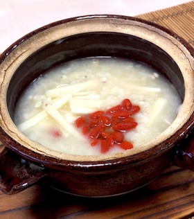 山芋、ハトムギ、クコの実の薬膳粥