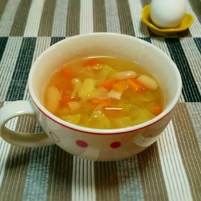 白いんげん豆と野菜のスープの写真