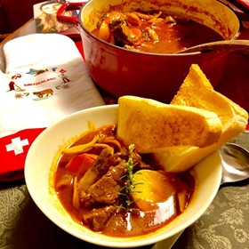 簡単手作りデミソースで熱々ビーフシチュー