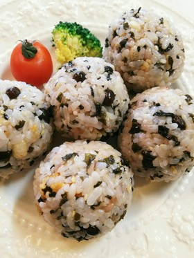 天かす わかめふりかけのおむすび