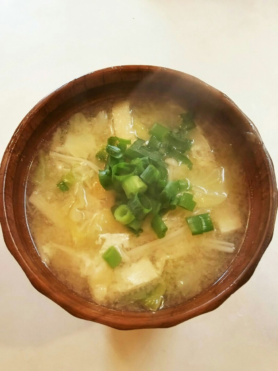 白菜 えのき 油揚げの味噌汁の画像