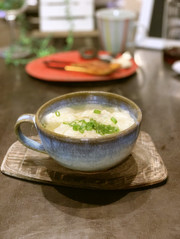 季節野菜入りワンタンスープの写真