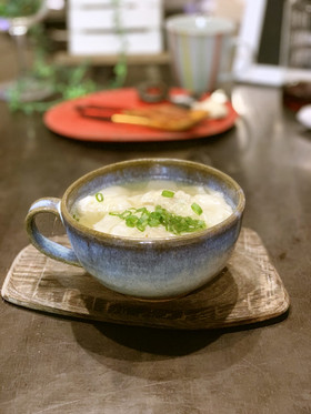 季節野菜入りワンタンスープ
