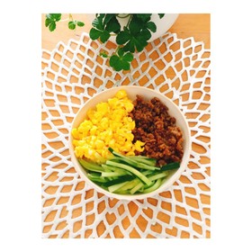 簡単!きゅうりの三色丼♪鶏そぼろ
