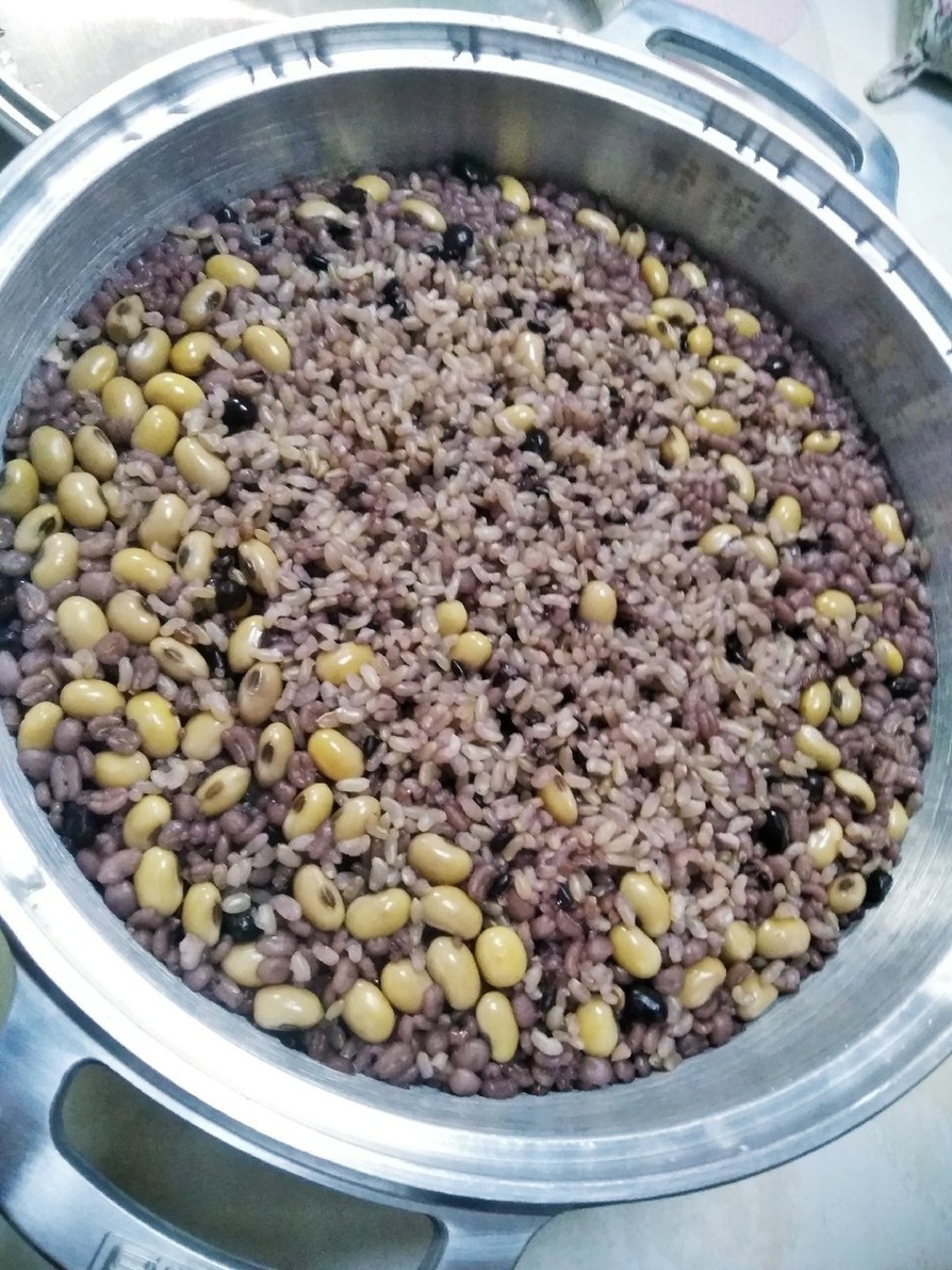 無水鍋で大豆雑穀黒米入り玄米の画像