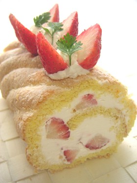 ビスキュイ生地で苺のロールケーキ