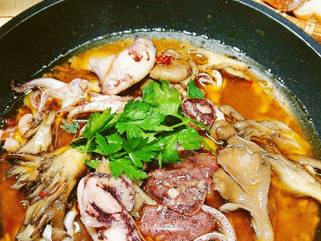 簡単 丸ごとヒイカと舞茸deアヒージョ レシピ 作り方 By ラスクおじさん クックパッド 簡単おいしいみんなのレシピが378万品