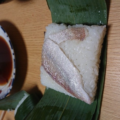子鯛の酢締めの押し寿司(笹寿司)