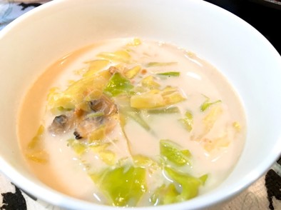 石狩鍋風♪魚介とキャベツの豆乳スープの写真