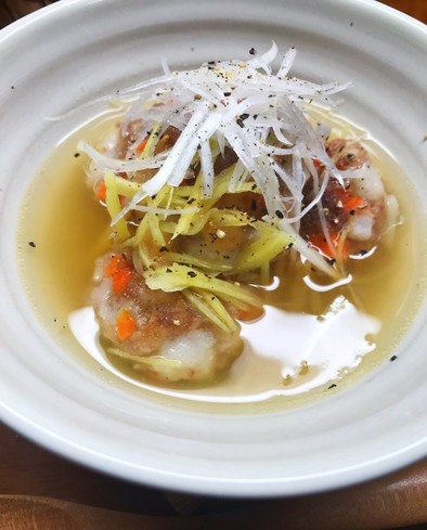 餅と蓮根つくねの生姜スープの写真