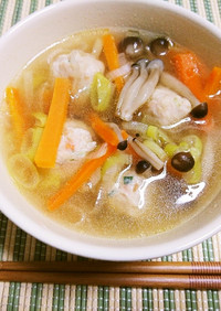 優しいお味♫夜食に嬉しい簡単鶏団子スープ