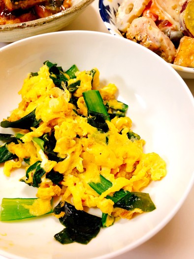 小松菜とワカメと卵の炒め物の写真