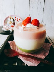 菱餅カラーのミルクプリンの写真