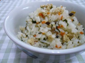鶏ひき肉とわかめのまぜご飯