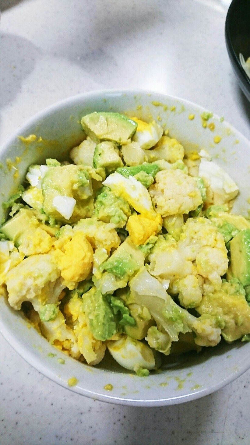カリフラワーとアボカドの卵サラダの画像