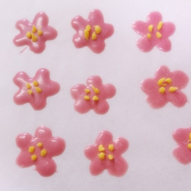 チョコペンでお花の飾り レシピ 作り方 By つっくんママ クックパッド 簡単おいしいみんなのレシピが353万品