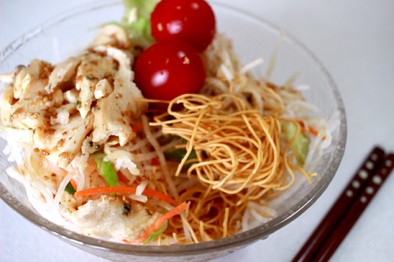 皿うどんパリパリ麺サラダの写真