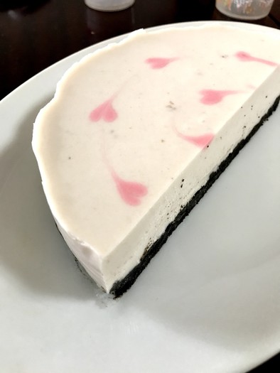 ほんのりピンクのヨーグルトムースケーキの写真