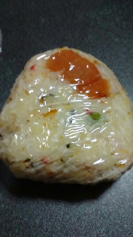 野菜ふりかけと梅干しのおにぎり