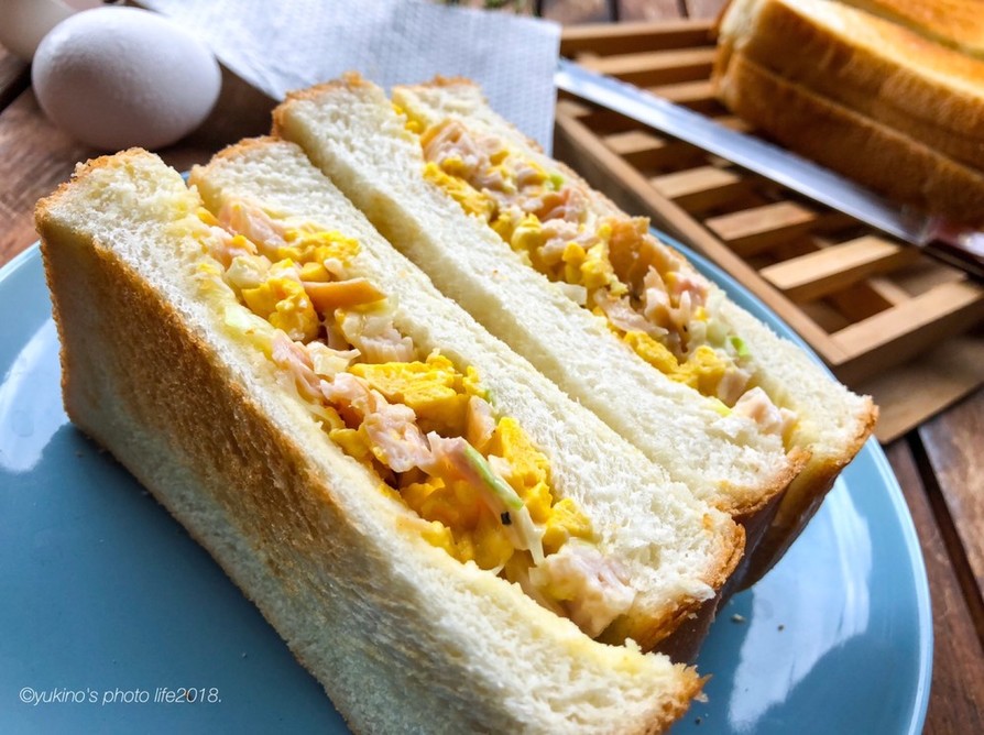 炒り卵とキャベツのサンドウィッチの画像