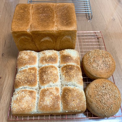 角食1.5斤パンと焼きカレーパンとバンズの写真