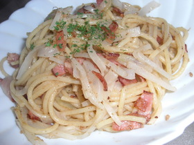 カリカリベーコンと玉葱のクリマヨパスタ