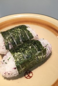 海苔が嚙みちぎりやすいシマシマ俵おにぎり