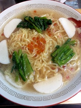 人造イクラと海鮮塩ラーメン