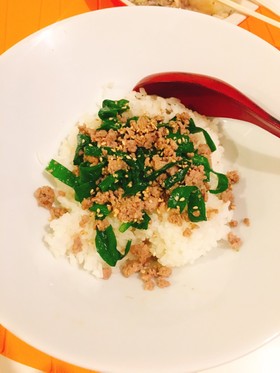 豚ひき肉そぼろニラ炒め丼★丼もの簡単美味