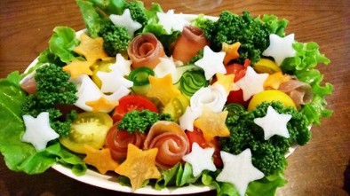 グラタン皿に、クリスマス風のサラダの写真