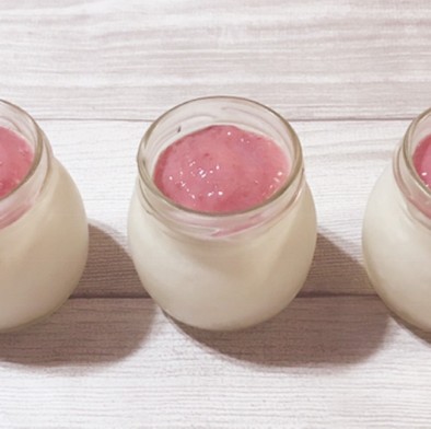 イチゴミルクソースの豆乳パンナコッタの写真
