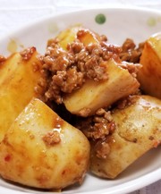☆簡単おかず♪新じゃがピリ辛肉味噌炒め☆の写真